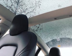 photo Tesla interieure pluie toit vitre